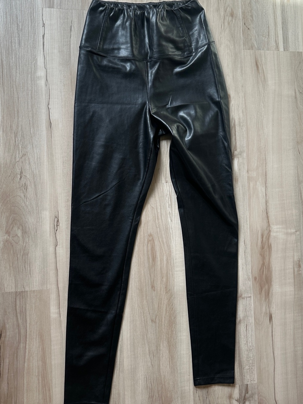 Wilfred Free Aritzia Black Faux Leather Leggings Size M